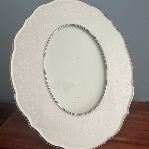 Lenox Opal Innocence Oval Picture Frame Platinum Trim Holds 5x7 Discontinued - Picture 1 of 5